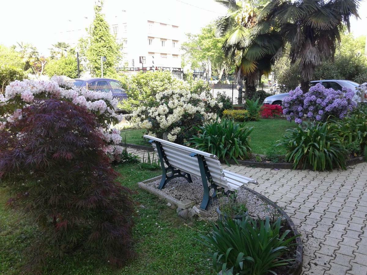 Les Floralies Apartment Pau Bagian luar foto
